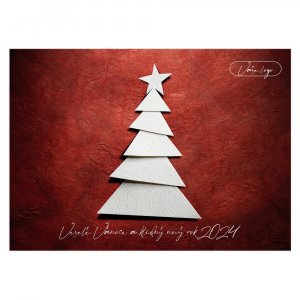 Kreativní novoročenka s bílým skládaným papírovým vánočním stromkem na červeném pozadí.