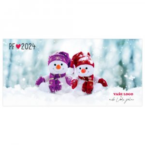 Novoročenka se dvěma ušitými sněhuláky odlišení fialovou a červenou barvou čepic, šál a rukavic na sněhu.