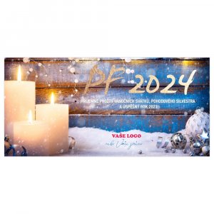 Tři bílé zapálené svíčky a stříbrné vánoční ozdoby na zasněženém dřevěném pozadí novoročenky.