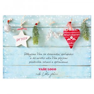 Originální vánoční přání s ozdobami a větvičkami rozvěšenými na provázku.