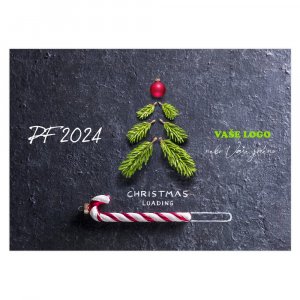 Vtipně kreativní novoročenka s kousky větviček a vánoční ozdobou ukazující načítání vánočního stromečku.